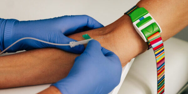 Praxisfotos Dr. E. Seidel - Juli 2026-122 Intravenöse Injektion bei einem Patienten