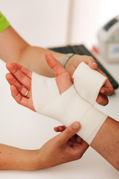 Praxisfotos Dr. E. Seidel - Juli 2026-126 Medizinische Versorgung: Die Hand eines Patienten wird verbunden