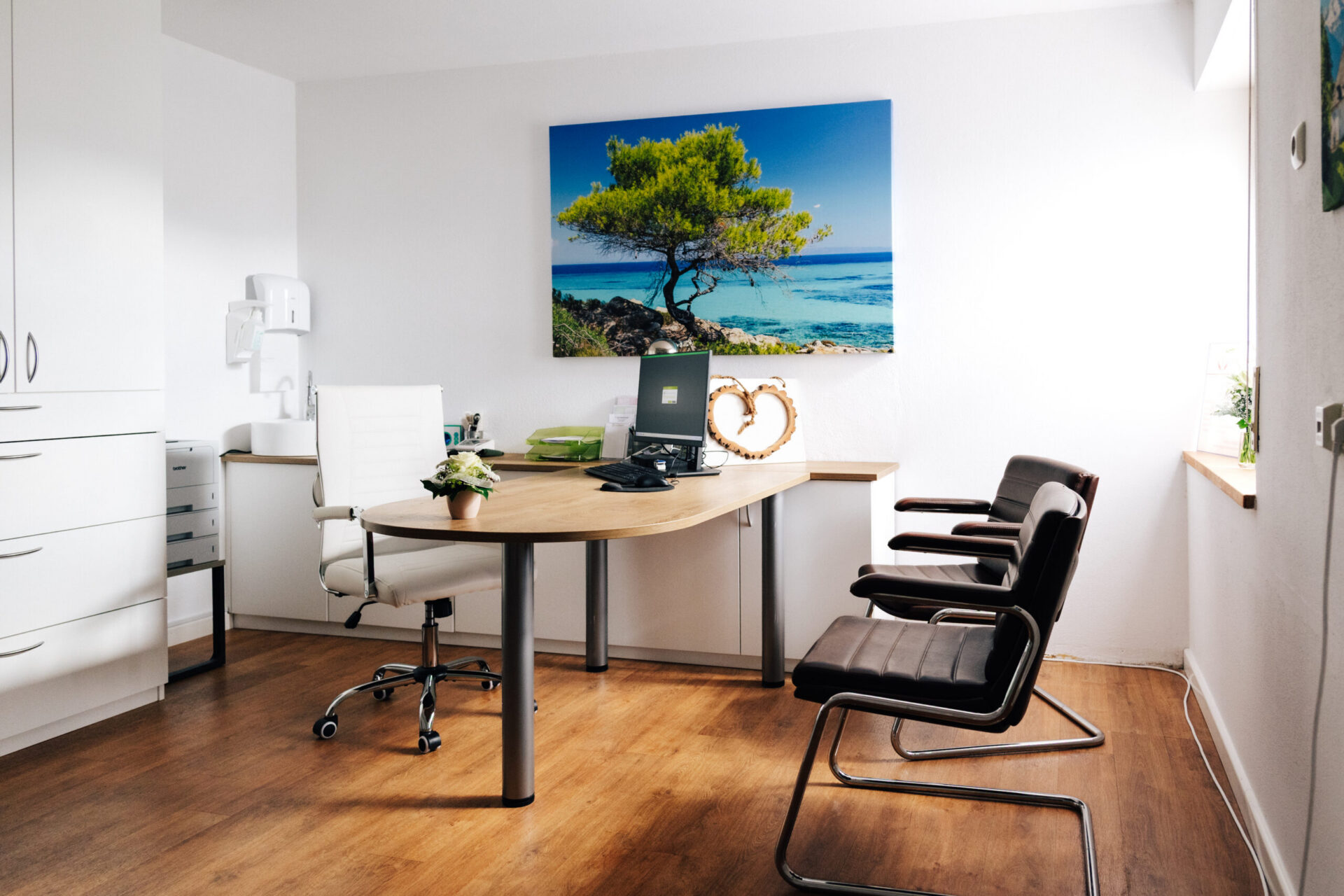 Helles Behandlungszimmer mit einem Tisch für die Patientenbetreuung